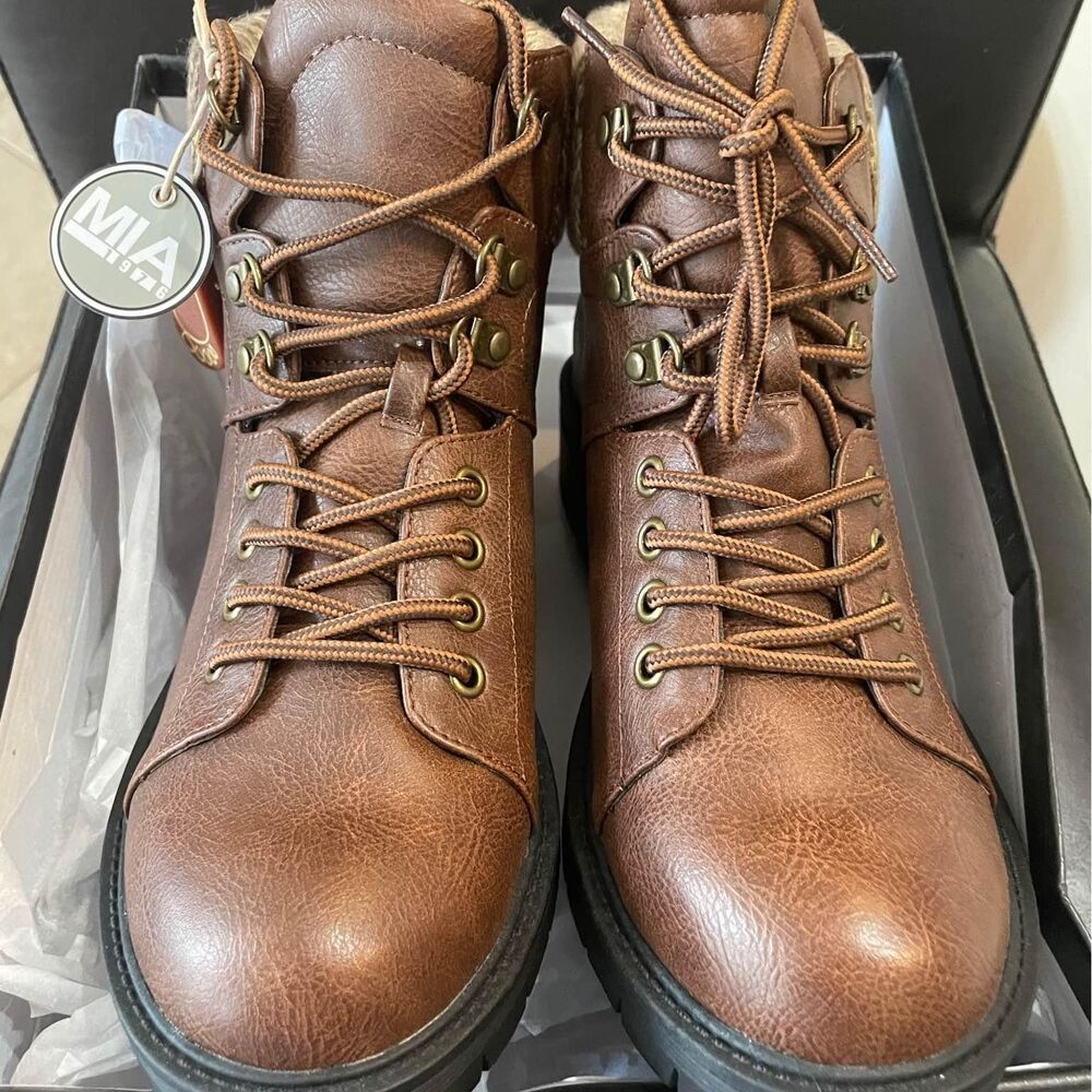 Mia Marsha Lug Boots New in Original Box sz 10m